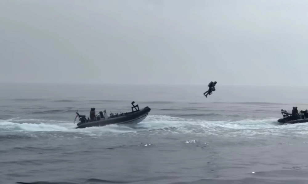 Φουτουριστικές ιπτάμενες στολές μετατρέπουν Βρετανούς στρατιώτες σε... Iron Man (βίντεο)